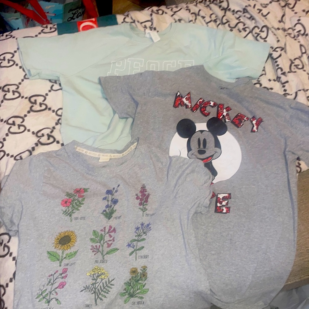 3 piece bundle , different brands, warn, comes washed. The brands are H & M etc